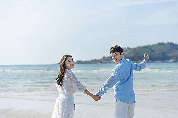 포토 JPG 주간 커플 여자 남자 행복 바다 커플라이프 여행 데이트 하늘 사랑 서기 미소 상반신 20대 성인 해변 야외 두명 뒷모습 30대 모래사장 제주도 손들기 손잡기 맑음 다정 한국인 뒤돌아보기 해수욕장 즐거움 국내여행 제주도여행 협재해수욕장 성인만 국내포토 자연요소 라이프스타일 감정 뷰포인트 컨셉 관계 모션 날씨 한국 표정 사람 동양인 청년 장년 파일형식