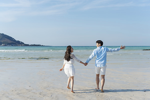 포토 JPG 주간 전신 커플 여자 남자 행복 바다 커플라이프 여행 데이트 맨발 하늘 팔벌리기 사랑 웃음 20대 성인 해변 야외 두명 뒷모습 30대 모래사장 달리기 제주도 손잡기 맑음 다정 한국인 해수욕장 즐거움 국내여행 제주도여행 협재해수욕장 성인만 어싱 국내포토 자연요소 라이프스타일 감정 뷰포인트 컨셉 관계 모션 발 날씨 한국 표정 사람 동양인 청년 장년 걷기 파일형식