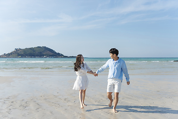 포토 JPG 주간 전신 커플 여자 남자 행복 바다 커플라이프 여행 데이트 맨발 하늘 사랑 미소 20대 성인 해변 야외 두명 앞모습 30대 모래사장 제주도 마주보기 걷기 손잡기 맑음 다정 산책 한국인 해수욕장 즐거움 국내여행 제주도여행 협재해수욕장 성인만 어싱 국내포토 자연요소 라이프스타일 감정 뷰포인트 컨셉 관계 모션 발 날씨 휴식 한국 표정 사람 동양인 청년 장년 파일형식