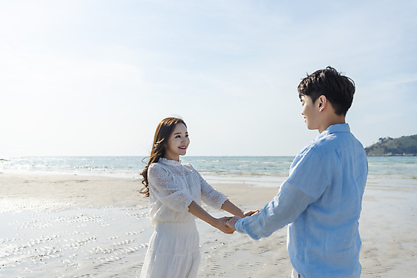 포토 JPG 주간 커플 여자 남자 행복 바다 커플라이프 여행 데이트 하늘 사랑 서기 미소 상반신 20대 성인 해변 야외 두명 옆모습 30대 모래사장 제주도 마주보기 손잡기 맑음 다정 한국인 해수욕장 국내여행 제주도여행 협재해수욕장 성인만 국내포토 자연요소 라이프스타일 감정 뷰포인트 컨셉 관계 모션 날씨 한국 표정 사람 동양인 청년 장년 파일형식