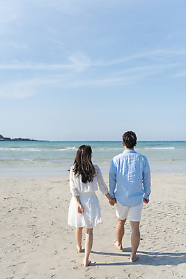 포토 JPG 주간 전신 커플 여자 남자 행복 바다 커플라이프 여행 데이트 맨발 하늘 사랑 20대 성인 해변 야외 두명 뒷모습 30대 모래사장 제주도 걷기 손잡기 맑음 다정 산책 한국인 해수욕장 국내여행 제주도여행 협재해수욕장 성인만 어싱 국내포토 자연요소 라이프스타일 감정 뷰포인트 컨셉 관계 모션 발 날씨 휴식 한국 사람 동양인 청년 장년 파일형식
