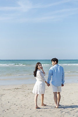 포토 JPG 주간 전신 커플 여자 남자 행복 바다 커플라이프 여행 데이트 맨발 하늘 사랑 20대 성인 해변 야외 두명 뒷모습 30대 모래사장 제주도 걷기 손잡기 맑음 다정 산책 한국인 뒤돌아보기 해수욕장 국내여행 제주도여행 협재해수욕장 성인만 어싱 국내포토 자연요소 라이프스타일 감정 뷰포인트 컨셉 관계 모션 발 날씨 휴식 한국 사람 동양인 청년 장년 파일형식