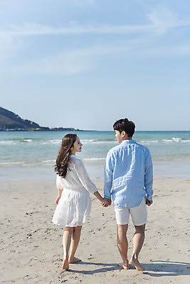 포토 JPG 주간 전신 커플 여자 남자 행복 바다 커플라이프 여행 데이트 맨발 하늘 사랑 미소 20대 성인 해변 야외 두명 뒷모습 30대 모래사장 제주도 마주보기 걷기 손잡기 맑음 다정 산책 한국인 해수욕장 국내여행 제주도여행 협재해수욕장 성인만 어싱 국내포토 자연요소 라이프스타일 감정 뷰포인트 컨셉 관계 모션 발 날씨 휴식 한국 표정 사람 동양인 청년 장년 파일형식