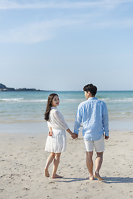 포토 JPG 주간 전신 커플 여자 남자 행복 바다 커플라이프 여행 데이트 맨발 하늘 사랑 미소 20대 성인 해변 야외 두명 뒷모습 30대 모래사장 제주도 걷기 손잡기 맑음 다정 산책 한국인 뒤돌아보기 해수욕장 국내여행 제주도여행 협재해수욕장 성인만 어싱 국내포토 자연요소 라이프스타일 감정 뷰포인트 컨셉 관계 모션 발 날씨 휴식 한국 표정 사람 동양인 청년 장년 파일형식