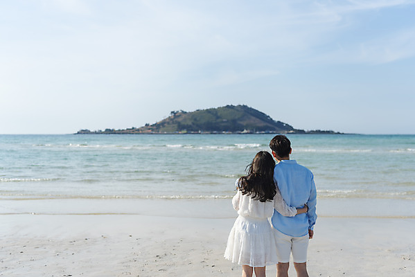 포토 JPG 주간 커플 응시 여자 남자 행복 바다 커플라이프 여행 허리손 데이트 하늘 사랑 서기 상반신 20대 성인 해변 야외 두명 30대 모래사장 제주도 맑음 기댐 다정 한국인 해수욕장 국내여행 제주도여행 협재해수욕장 성인만 국내포토 자연요소 라이프스타일 시선 감정 포즈 컨셉 관계 모션 날씨 한국 사람 동양인 청년 장년 파일형식