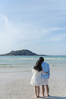 포토 JPG 주간 전신 커플 여자 남자 행복 바다 커플라이프 여행 허리손 데이트 맨발 하늘 사랑 서기 20대 성인 해변 야외 두명 뒷모습 30대 모래사장 제주도 맑음 기댐 다정 한국인 해수욕장 국내여행 제주도여행 협재해수욕장 성인만 어싱 국내포토 자연요소 라이프스타일 감정 뷰포인트 포즈 컨셉 관계 모션 발 날씨 한국 사람 동양인 청년 장년 걷기 파일형식