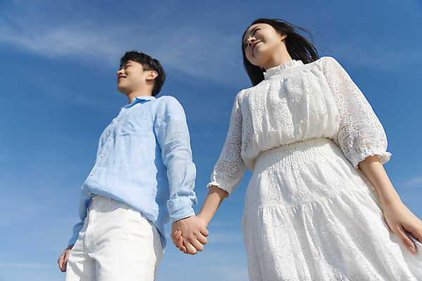 포토 JPG 주간 커플 여자 남자 행복 바다 로우앵글 커플라이프 여행 데이트 하늘 사랑 서기 미소 상반신 20대 성인 해변 야외 두명 앞모습 30대 모래사장 제주도 손잡기 맑음 다정 한국인 해수욕장 국내여행 제주도여행 협재해수욕장 성인만 국내포토 자연요소 라이프스타일 감정 뷰포인트 컨셉 관계 모션 날씨 한국 표정 사람 동양인 청년 장년 파일형식