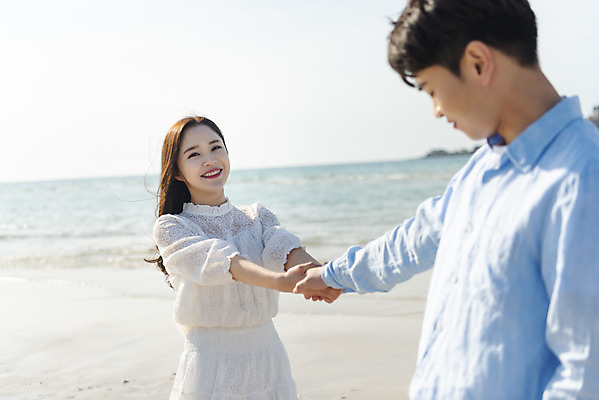 포토 JPG 주간 커플 여자 남자 행복 바다 커플라이프 여행 데이트 하늘 사랑 서기 미소 상반신 20대 성인 해변 야외 두명 앞모습 옆모습 30대 모래사장 제주도 손잡기 맑음 다정 한국인 해수욕장 국내여행 제주도여행 협재해수욕장 성인만 국내포토 자연요소 라이프스타일 감정 뷰포인트 컨셉 관계 모션 날씨 한국 표정 사람 동양인 청년 장년 파일형식