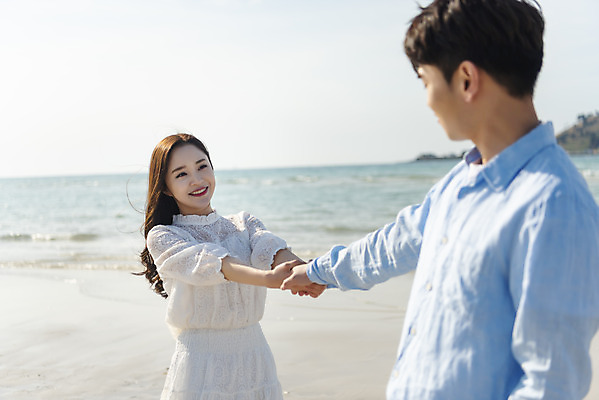 포토 JPG 주간 커플 여자 남자 행복 바다 커플라이프 여행 데이트 하늘 사랑 서기 미소 상반신 20대 성인 해변 야외 두명 앞모습 옆모습 30대 모래사장 제주도 손잡기 맑음 다정 한국인 해수욕장 국내여행 제주도여행 협재해수욕장 성인만 국내포토 자연요소 라이프스타일 감정 뷰포인트 컨셉 관계 모션 날씨 한국 표정 사람 동양인 청년 장년 파일형식
