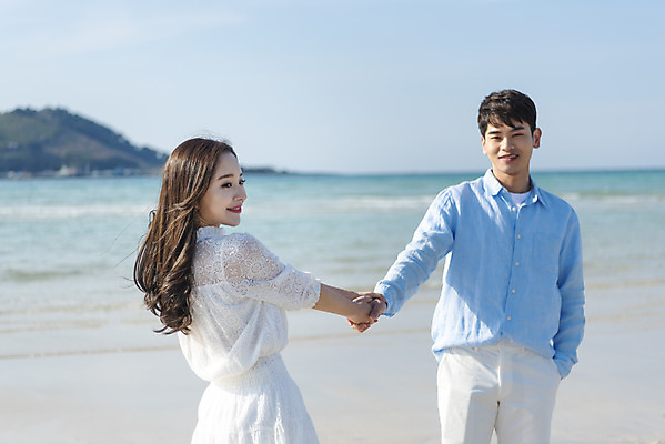 포토 JPG 주간 커플 여자 남자 행복 바다 커플라이프 여행 데이트 하늘 사랑 서기 미소 상반신 20대 성인 해변 야외 두명 앞모습 옆모습 30대 모래사장 제주도 손잡기 맑음 다정 한국인 해수욕장 국내여행 제주도여행 협재해수욕장 성인만 국내포토 자연요소 라이프스타일 감정 뷰포인트 컨셉 관계 모션 날씨 한국 표정 사람 동양인 청년 장년 파일형식