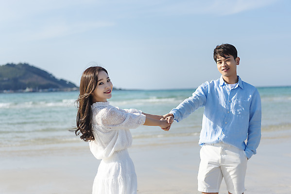 포토 JPG 주간 커플 여자 남자 행복 바다 커플라이프 여행 데이트 하늘 사랑 서기 미소 상반신 20대 성인 해변 야외 두명 앞모습 옆모습 30대 모래사장 제주도 손잡기 맑음 다정 한국인 해수욕장 국내여행 제주도여행 협재해수욕장 성인만 국내포토 자연요소 라이프스타일 감정 뷰포인트 컨셉 관계 모션 날씨 한국 표정 사람 동양인 청년 장년 파일형식