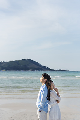 포토 JPG 주간 커플 여자 남자 행복 바다 커플라이프 여행 데이트 하늘 사랑 서기 미소 상반신 20대 성인 해변 야외 두명 옆모습 30대 모래사장 제주도 맑음 다정 한국인 등맞대기 해수욕장 국내여행 제주도여행 협재해수욕장 성인만 국내포토 자연요소 라이프스타일 감정 뷰포인트 컨셉 관계 모션 날씨 한국 표정 사람 동양인 청년 장년 파일형식