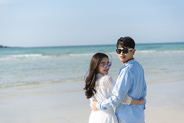 포토 JPG 주간 커플 여자 남자 행복 바다 커플라이프 여행 허리손 데이트 하늘 사랑 서기 미소 상반신 20대 성인 해변 야외 두명 뒷모습 30대 모래사장 선글라스 제주도 맑음 다정 한국인 뒤돌아보기 해수욕장 국내여행 제주도여행 협재해수욕장 성인만 국내포토 자연요소 라이프스타일 감정 안경 뷰포인트 포즈 컨셉 관계 모션 날씨 한국 표정 사람 동양인 청년 장년 파일형식