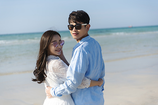 포토 JPG 주간 커플 여자 남자 행복 바다 커플라이프 여행 허리손 데이트 사랑 서기 미소 상반신 20대 성인 해변 야외 두명 뒷모습 30대 모래사장 선글라스 제주도 맑음 다정 한국인 뒤돌아보기 해수욕장 국내여행 제주도여행 협재해수욕장 성인만 국내포토 자연요소 라이프스타일 감정 안경 뷰포인트 포즈 컨셉 관계 모션 날씨 한국 표정 사람 동양인 청년 장년 파일형식