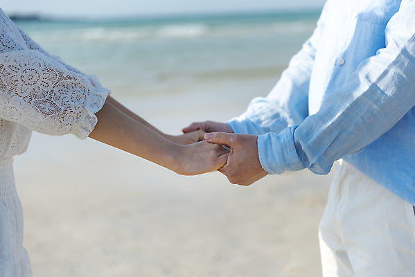 포토 JPG 주간 커플 여자 남자 행복 바다 커플라이프 여행 데이트 사랑 서기 상반신 20대 성인 해변 야외 두명 옆모습 30대 모래사장 제주도 손잡기 맑음 다정 한국인 해수욕장 국내여행 제주도여행 협재해수욕장 성인만 국내포토 자연요소 라이프스타일 감정 뷰포인트 컨셉 관계 모션 날씨 한국 사람 동양인 청년 장년 파일형식