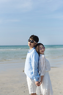 포토 JPG 주간 커플 여자 남자 행복 바다 커플라이프 여행 데이트 하늘 사랑 서기 미소 상반신 20대 성인 해변 야외 두명 옆모습 30대 모래사장 선글라스 제주도 손잡기 맑음 다정 한국인 등맞대기 해수욕장 국내여행 제주도여행 협재해수욕장 성인만 국내포토 자연요소 라이프스타일 감정 안경 뷰포인트 컨셉 관계 모션 날씨 한국 표정 사람 동양인 청년 장년 파일형식