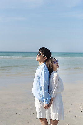포토 JPG 주간 커플 여자 남자 행복 바다 커플라이프 여행 데이트 하늘 사랑 서기 미소 상반신 20대 성인 해변 야외 두명 옆모습 30대 모래사장 선글라스 제주도 손잡기 맑음 다정 한국인 등맞대기 해수욕장 국내여행 제주도여행 협재해수욕장 성인만 국내포토 자연요소 라이프스타일 감정 안경 뷰포인트 컨셉 관계 모션 날씨 한국 표정 사람 동양인 청년 장년 파일형식