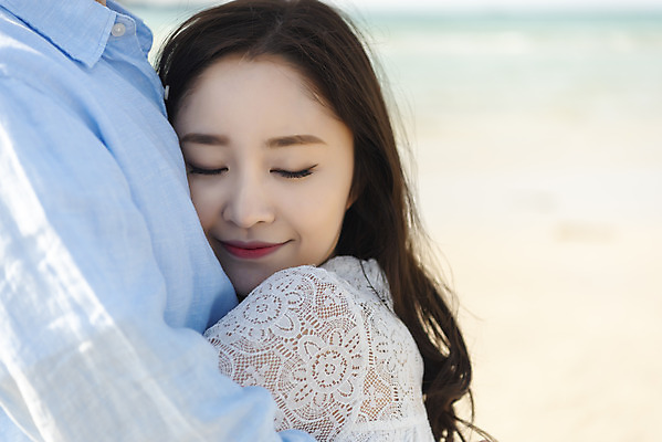 포토 JPG 주간 커플 여자 남자 행복 바다 커플라이프 여행 데이트 포옹 사랑 서기 미소 상반신 20대 성인 해변 야외 두명 옆모습 30대 모래사장 제주도 맑음 다정 한국인 해수욕장 국내여행 제주도여행 협재해수욕장 성인만 국내포토 자연요소 라이프스타일 감정 뷰포인트 컨셉 관계 안기 모션 날씨 한국 표정 사람 동양인 청년 장년 파일형식