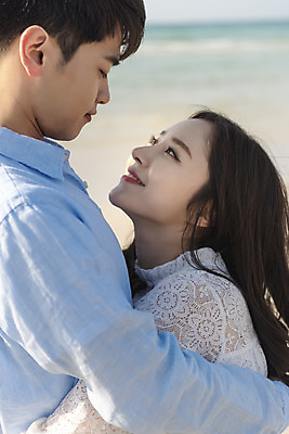 포토 JPG 주간 커플 여자 남자 행복 바다 커플라이프 여행 데이트 포옹 사랑 서기 미소 상반신 20대 성인 해변 야외 두명 옆모습 30대 모래사장 제주도 맑음 다정 한국인 해수욕장 국내여행 제주도여행 협재해수욕장 성인만 국내포토 자연요소 라이프스타일 감정 뷰포인트 컨셉 관계 안기 모션 날씨 한국 표정 사람 동양인 청년 장년 파일형식