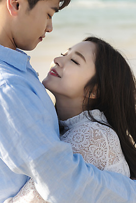 포토 JPG 주간 커플 여자 남자 행복 바다 커플라이프 여행 데이트 포옹 사랑 서기 미소 상반신 20대 성인 해변 야외 두명 옆모습 30대 모래사장 제주도 맑음 다정 한국인 해수욕장 국내여행 제주도여행 협재해수욕장 성인만 국내포토 자연요소 라이프스타일 감정 뷰포인트 컨셉 관계 안기 모션 날씨 한국 표정 사람 동양인 청년 장년 파일형식