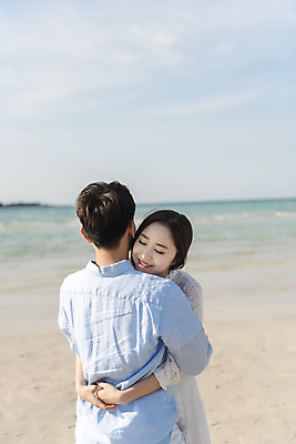 포토 JPG 주간 커플 여자 남자 행복 바다 커플라이프 여행 데이트 포옹 하늘 사랑 서기 미소 상반신 20대 성인 해변 야외 두명 앞모습 뒷모습 30대 모래사장 제주도 맑음 다정 한국인 해수욕장 국내여행 제주도여행 협재해수욕장 성인만 국내포토 자연요소 라이프스타일 감정 뷰포인트 컨셉 관계 안기 모션 날씨 한국 표정 사람 동양인 청년 장년 파일형식