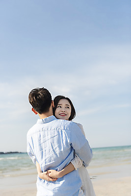 포토 JPG 주간 커플 여자 남자 행복 바다 커플라이프 여행 데이트 포옹 하늘 사랑 서기 미소 상반신 20대 성인 해변 야외 두명 앞모습 뒷모습 30대 모래사장 제주도 맑음 다정 한국인 해수욕장 국내여행 제주도여행 협재해수욕장 성인만 국내포토 자연요소 라이프스타일 감정 뷰포인트 컨셉 관계 안기 모션 날씨 한국 표정 사람 동양인 청년 장년 파일형식