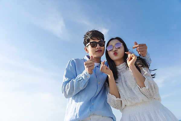 포토 JPG 주간 커플 여자 남자 행복 바다 로우앵글 커플라이프 여행 데이트 하늘 사랑 서기 미소 상반신 20대 성인 해변 야외 두명 30대 모래사장 선글라스 제주도 맑음 다정 한국인 해수욕장 손하트 국내여행 제주도여행 협재해수욕장 성인만 국내포토 자연요소 라이프스타일 감정 안경 뷰포인트 컨셉 관계 모션 날씨 한국 표정 사람 동양인 손짓 청년 장년 파일형식