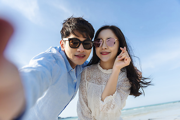 포토 JPG 주간 커플 여자 남자 행복 바다 로우앵글 커플라이프 여행 데이트 하늘 사랑 서기 미소 상반신 20대 성인 해변 야외 두명 앞모습 30대 모래사장 선글라스 제주도 맑음 다정 한국인 셀프카메라 해수욕장 손하트 국내여행 제주도여행 협재해수욕장 성인만 국내포토 자연요소 라이프스타일 감정 안경 뷰포인트 컨셉 관계 모션 날씨 한국 표정 사람 동양인 손짓 청년 장년 사진촬영 파일형식