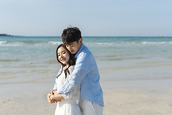 포토 JPG 주간 커플 여자 남자 행복 바다 커플라이프 여행 데이트 포옹 하늘 사랑 서기 미소 상반신 20대 성인 해변 야외 두명 옆모습 30대 모래사장 제주도 맑음 다정 한국인 해수욕장 백허그 국내여행 제주도여행 협재해수욕장 성인만 국내포토 자연요소 라이프스타일 감정 뷰포인트 컨셉 관계 안기 모션 날씨 한국 표정 사람 동양인 청년 장년 파일형식