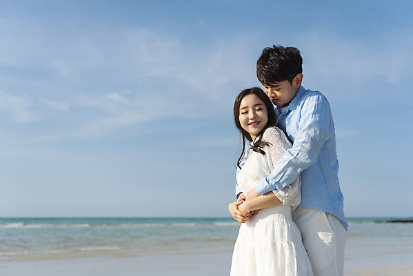 포토 JPG 주간 커플 여자 남자 행복 바다 커플라이프 여행 데이트 포옹 하늘 사랑 서기 미소 상반신 20대 성인 해변 야외 두명 옆모습 30대 모래사장 제주도 맑음 다정 한국인 해수욕장 백허그 국내여행 제주도여행 협재해수욕장 성인만 국내포토 자연요소 라이프스타일 감정 뷰포인트 컨셉 관계 안기 모션 날씨 한국 표정 사람 동양인 청년 장년 파일형식