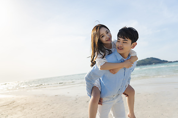 포토 JPG 주간 커플 여자 남자 행복 바다 커플라이프 여행 데이트 하늘 사랑 서기 미소 상반신 20대 성인 해변 야외 두명 앞모습 30대 모래사장 제주도 맑음 다정 한국인 해수욕장 즐거움 업기 국내여행 제주도여행 협재해수욕장 성인만 국내포토 자연요소 라이프스타일 감정 뷰포인트 컨셉 관계 모션 날씨 한국 표정 사람 동양인 청년 장년 파일형식