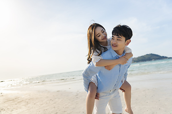 포토 JPG 주간 커플 여자 남자 행복 바다 커플라이프 여행 데이트 하늘 사랑 서기 미소 상반신 20대 성인 해변 야외 두명 앞모습 30대 모래사장 제주도 맑음 다정 한국인 해수욕장 즐거움 업기 국내여행 제주도여행 협재해수욕장 성인만 국내포토 자연요소 라이프스타일 감정 뷰포인트 컨셉 관계 모션 날씨 한국 표정 사람 동양인 청년 장년 파일형식