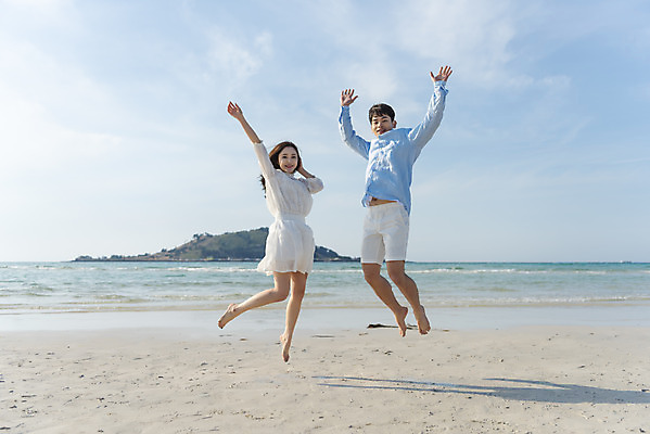 포토 JPG 주간 전신 커플 여자 남자 행복 바다 커플라이프 여행 데이트 하늘 사랑 20대 성인 해변 야외 두명 앞모습 30대 모래사장 제주도 손들기 맑음 점프 다정 한국인 해수욕장 즐거움 국내여행 제주도여행 협재해수욕장 성인만 국내포토 자연요소 라이프스타일 감정 뷰포인트 컨셉 관계 모션 날씨 한국 사람 동양인 청년 장년 파일형식