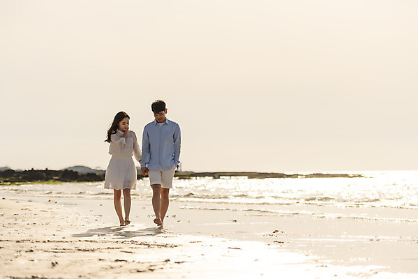 포토 JPG 주간 전신 커플 여자 남자 행복 바다 커플라이프 여행 데이트 맨발 하늘 사랑 20대 성인 해변 야외 두명 앞모습 30대 모래사장 제주도 걷기 노을 손잡기 맑음 다정 산책 한국인 해수욕장 국내여행 제주도여행 협재해수욕장 성인만 어싱 국내포토 자연요소 라이프스타일 감정 뷰포인트 컨셉 관계 모션 발 날씨 휴식 한국 사람 동양인 청년 장년 파일형식