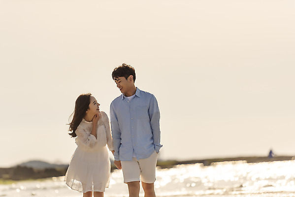 포토 JPG 주간 커플 여자 남자 행복 바다 커플라이프 여행 데이트 하늘 사랑 미소 상반신 20대 성인 해변 야외 두명 앞모습 30대 모래사장 제주도 걷기 노을 손잡기 맑음 다정 산책 한국인 해수욕장 국내여행 제주도여행 협재해수욕장 성인만 국내포토 자연요소 라이프스타일 감정 뷰포인트 컨셉 관계 모션 날씨 휴식 한국 표정 사람 동양인 청년 장년 파일형식