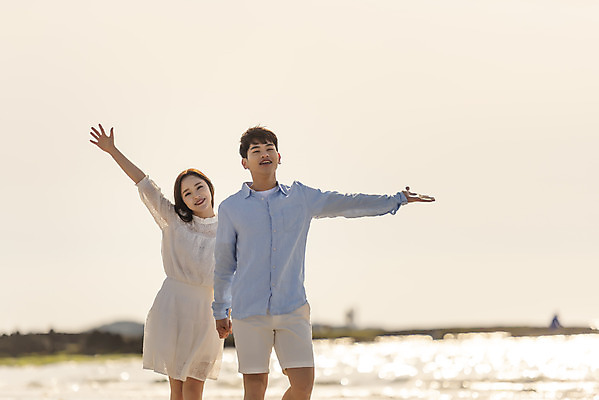 포토 JPG 주간 커플 여자 남자 행복 바다 커플라이프 여행 데이트 하늘 팔벌리기 사랑 미소 상반신 20대 성인 해변 야외 두명 앞모습 30대 모래사장 제주도 손들기 걷기 노을 손잡기 맑음 다정 산책 한국인 해수욕장 국내여행 제주도여행 협재해수욕장 성인만 국내포토 자연요소 라이프스타일 감정 뷰포인트 컨셉 관계 모션 날씨 휴식 한국 표정 사람 동양인 청년 장년 파일형식