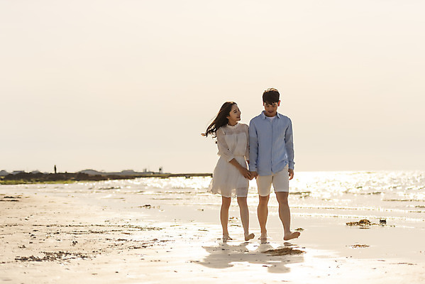 포토 JPG 주간 전신 커플 여자 남자 행복 바다 커플라이프 여행 데이트 맨발 하늘 사랑 20대 성인 해변 야외 두명 앞모습 30대 모래사장 제주도 걷기 노을 손잡기 맑음 다정 산책 한국인 해수욕장 국내여행 제주도여행 협재해수욕장 성인만 어싱 국내포토 자연요소 라이프스타일 감정 뷰포인트 컨셉 관계 모션 발 날씨 휴식 한국 사람 동양인 청년 장년 파일형식