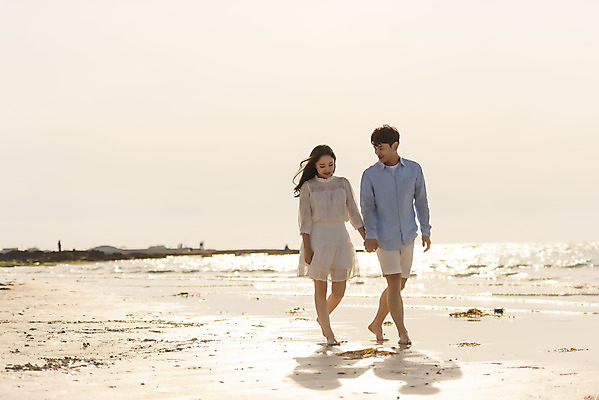 포토 JPG 주간 전신 커플 여자 남자 행복 바다 커플라이프 여행 데이트 맨발 하늘 사랑 20대 성인 해변 야외 두명 앞모습 30대 모래사장 제주도 걷기 노을 손잡기 맑음 다정 산책 한국인 해수욕장 국내여행 제주도여행 협재해수욕장 성인만 어싱 국내포토 자연요소 라이프스타일 감정 뷰포인트 컨셉 관계 모션 발 날씨 휴식 한국 사람 동양인 청년 장년 파일형식