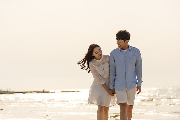 포토 JPG 주간 커플 여자 남자 행복 바다 커플라이프 여행 데이트 하늘 사랑 미소 상반신 20대 성인 해변 야외 두명 앞모습 30대 모래사장 제주도 걷기 노을 손잡기 맑음 다정 산책 한국인 해수욕장 국내여행 제주도여행 협재해수욕장 성인만 국내포토 자연요소 라이프스타일 감정 뷰포인트 컨셉 관계 모션 날씨 휴식 한국 표정 사람 동양인 청년 장년 파일형식