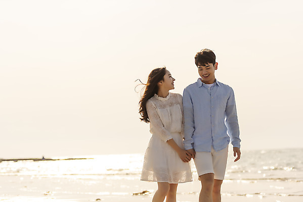 포토 JPG 주간 커플 여자 남자 행복 바다 커플라이프 여행 데이트 하늘 사랑 미소 상반신 20대 성인 해변 야외 두명 앞모습 30대 모래사장 제주도 걷기 노을 손잡기 맑음 다정 산책 한국인 해수욕장 국내여행 제주도여행 협재해수욕장 성인만 국내포토 자연요소 라이프스타일 감정 뷰포인트 컨셉 관계 모션 날씨 휴식 한국 표정 사람 동양인 청년 장년 파일형식