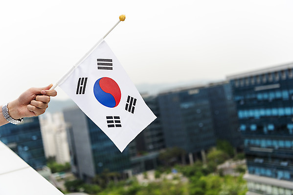 포토 JPG 주간 손 40대 중년 한손 들기 야외 아웃포커스 신체부위 슬픔 국기 태극기 국경일 애도 현충일 애국심 추모 판교 호국보훈의달 조기게양 국내포토 자연요소 기념일 감정 모션 촬영기법 사람 성인 6월 분당 파일형식