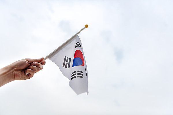 포토 JPG 주간 구름 손 로우앵글 40대 중년 하늘 한손 들기 야외 신체부위 슬픔 국기 태극기 국경일 애도 현충일 애국심 추모 판교 호국보훈의달 조기게양 국내포토 자연요소 기념일 감정 뷰포인트 모션 사람 성인 6월 분당 파일형식