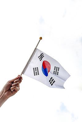 포토 JPG 주간 구름 손 로우앵글 40대 중년 하늘 한손 들기 야외 신체부위 슬픔 국기 태극기 국경일 애도 현충일 애국심 추모 판교 호국보훈의달 조기게양 국내포토 자연요소 기념일 감정 뷰포인트 모션 사람 성인 6월 분당 파일형식