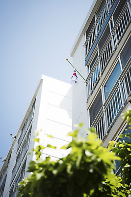 포토 JPG 주간 로우앵글 아파트 주택 사람없음 야외 슬픔 국기 태극기 국경일 애도 현충일 애국심 추모 호국보훈의달 조기게양 국내포토 자연요소 기념일 감정 뷰포인트 건물 6월 파일형식