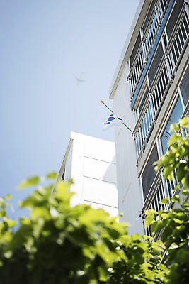 포토 JPG 주간 로우앵글 아파트 주택 사람없음 야외 슬픔 국기 태극기 국경일 애도 현충일 애국심 추모 호국보훈의달 조기게양 국내포토 자연요소 기념일 감정 뷰포인트 건물 6월 파일형식