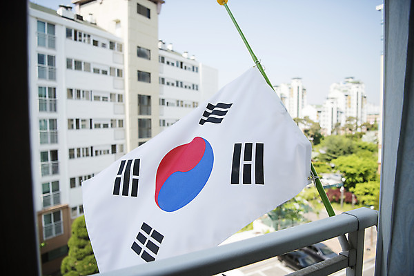 포토 JPG 주간 아파트 주택 사람없음 야외 슬픔 국기 태극기 국경일 애도 현충일 애국심 추모 호국보훈의달 조기게양 국내포토 자연요소 기념일 감정 건물 6월 파일형식