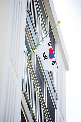 포토 JPG 주간 로우앵글 아파트 주택 사람없음 야외 슬픔 국기 태극기 국경일 애도 현충일 애국심 추모 호국보훈의달 조기게양 국내포토 자연요소 기념일 감정 뷰포인트 건물 6월 파일형식