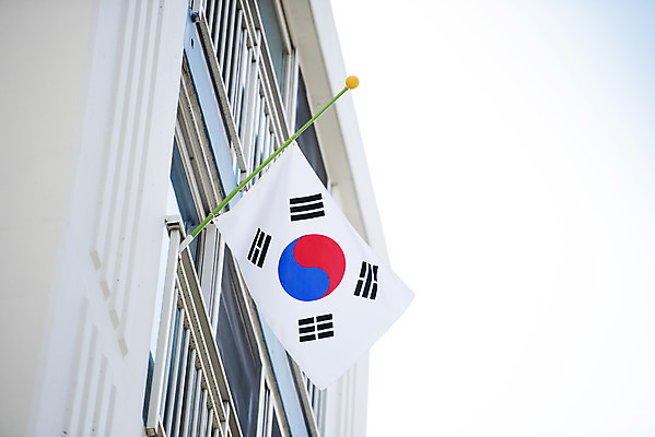 포토 JPG 주간 로우앵글 아파트 주택 사람없음 야외 슬픔 국기 태극기 국경일 애도 현충일 애국심 추모 호국보훈의달 조기게양 국내포토 자연요소 기념일 감정 뷰포인트 건물 6월 파일형식