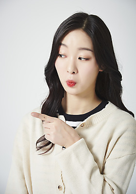 포토 JPG 스튜디오촬영 응시 여학생 여자 대학생 실내 표정 한명 누끼 근접촬영 상반신 20대 성인 앞모습 청춘 한국인 가리킴 흰배경 여대생 성인여자한명만 못마땅 국내포토 1 학생 시선 감정 뷰포인트 백그라운드 컨셉 사람 동양인 손짓 청년 내부 흰색 여자한명만 성인여자만 파일형식