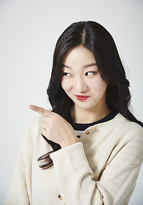 포토 JPG 스튜디오촬영 여학생 여자 대학생 장난 실내 표정 한명 누끼 손짓 근접촬영 상반신 20대 성인 앞모습 청춘 한국인 가리킴 흰배경 여대생 성인여자한명만 국내포토 1 학생 뷰포인트 백그라운드 컨셉 모션 사람 동양인 청년 내부 흰색 여자한명만 성인여자만 파일형식